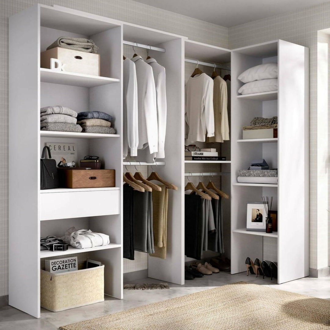 Jolie armoire avec des etageres reglables en hauteur