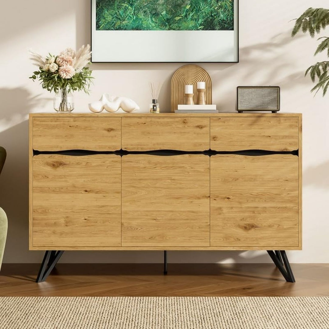 Buffet marron avec des pieds en metal robustes
