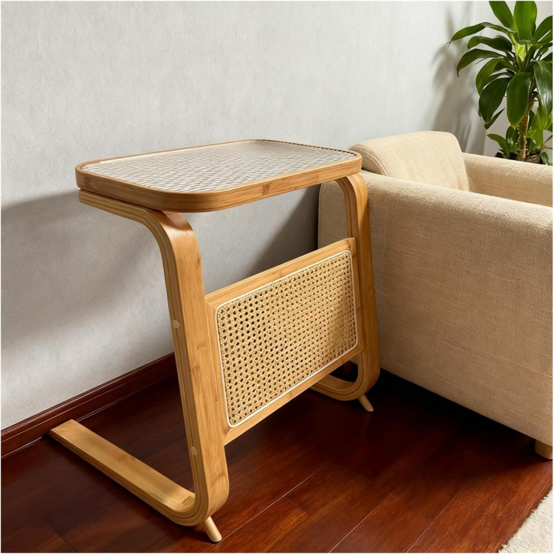 Beau meuble sur pied avec des portes en rotin tresse