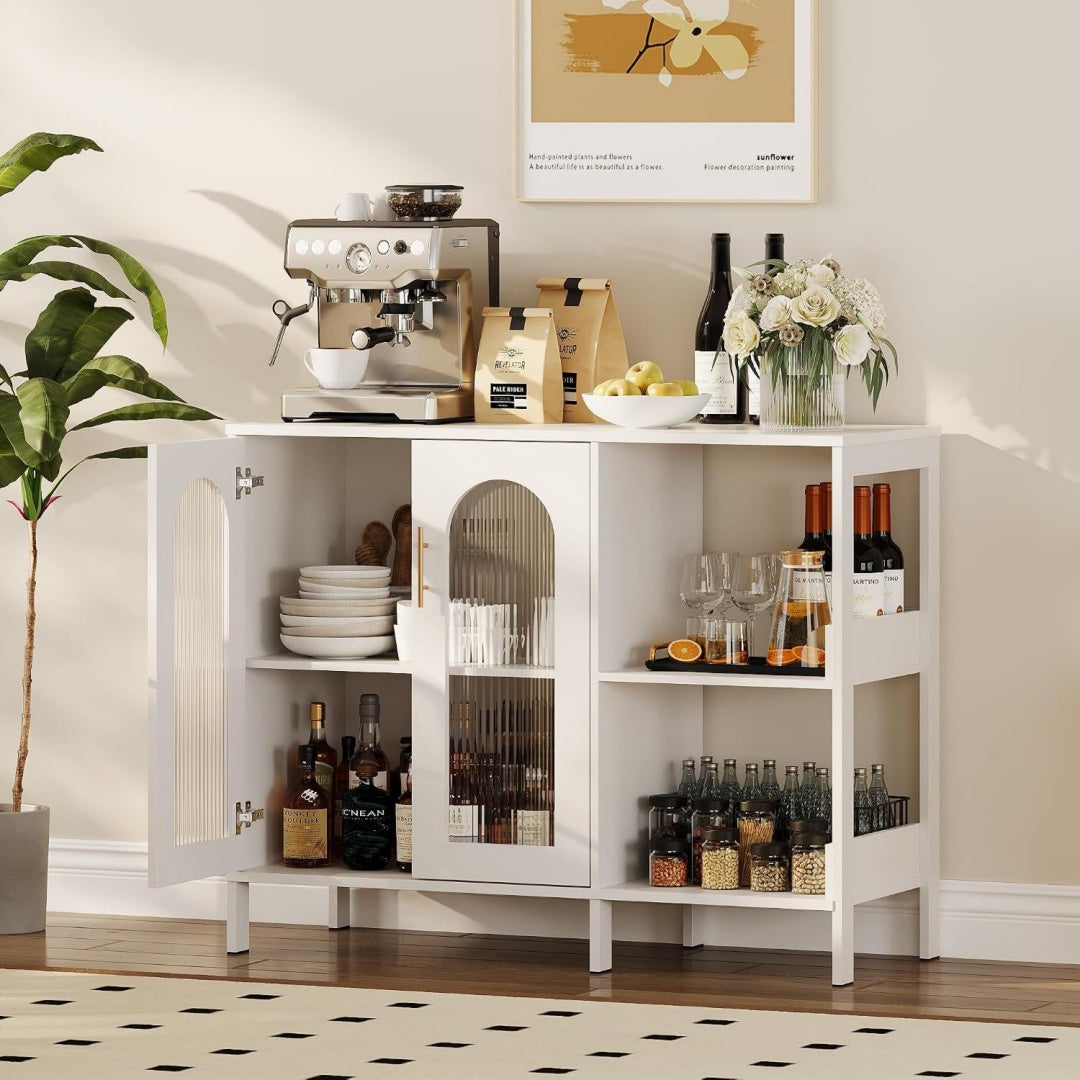 Joli buffet avec des etageres reglables en hauteur